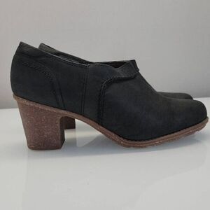Clarks Booties Women Size 10 Black Nubuck Leather Contrasting Crepe Rubber Soles